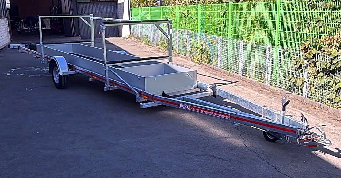 HEKU B1300 Mehrstock-Ruderbootanhänger für einen Ruderverein: feuerverzinkter Einachser mit 6 m Aluminiumkiste und Traversen
