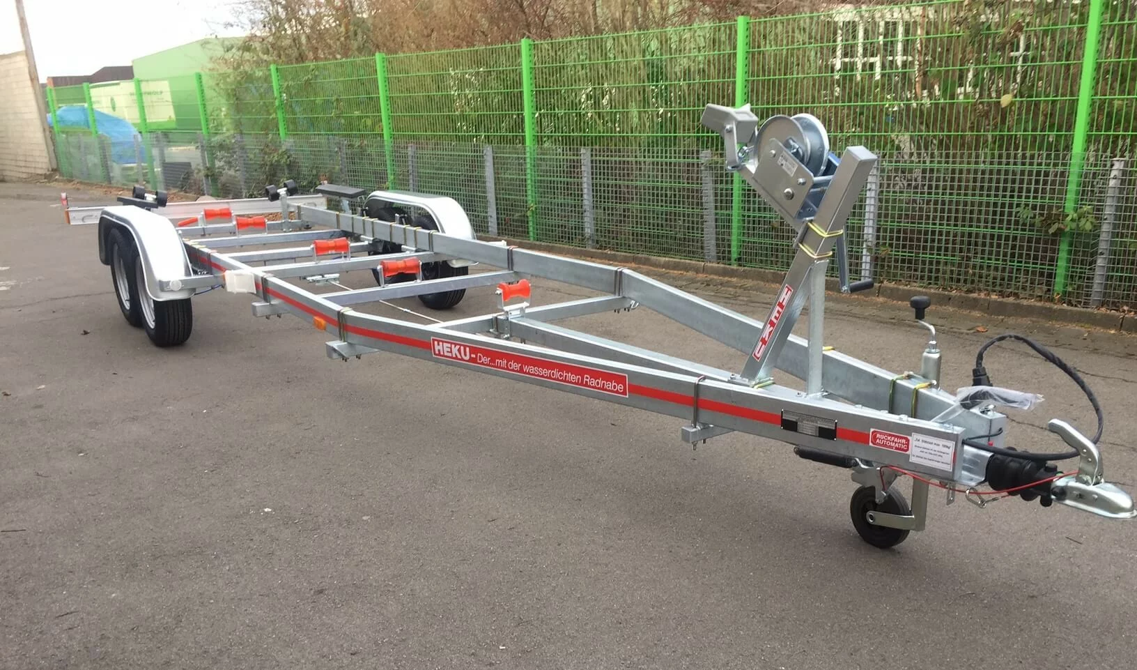HEKU B 2000 Tandem-Bootsanhänger mit Rollen im Originalfoto